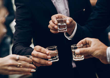 Wódka na wesele – jaką wódkę wybrać, jak dobrać idealną ilość?