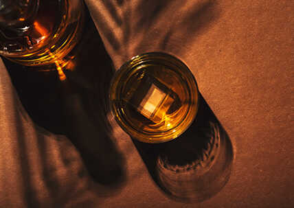 Whisky prosto z dymu – czym wyróżnia się whisky torfowa