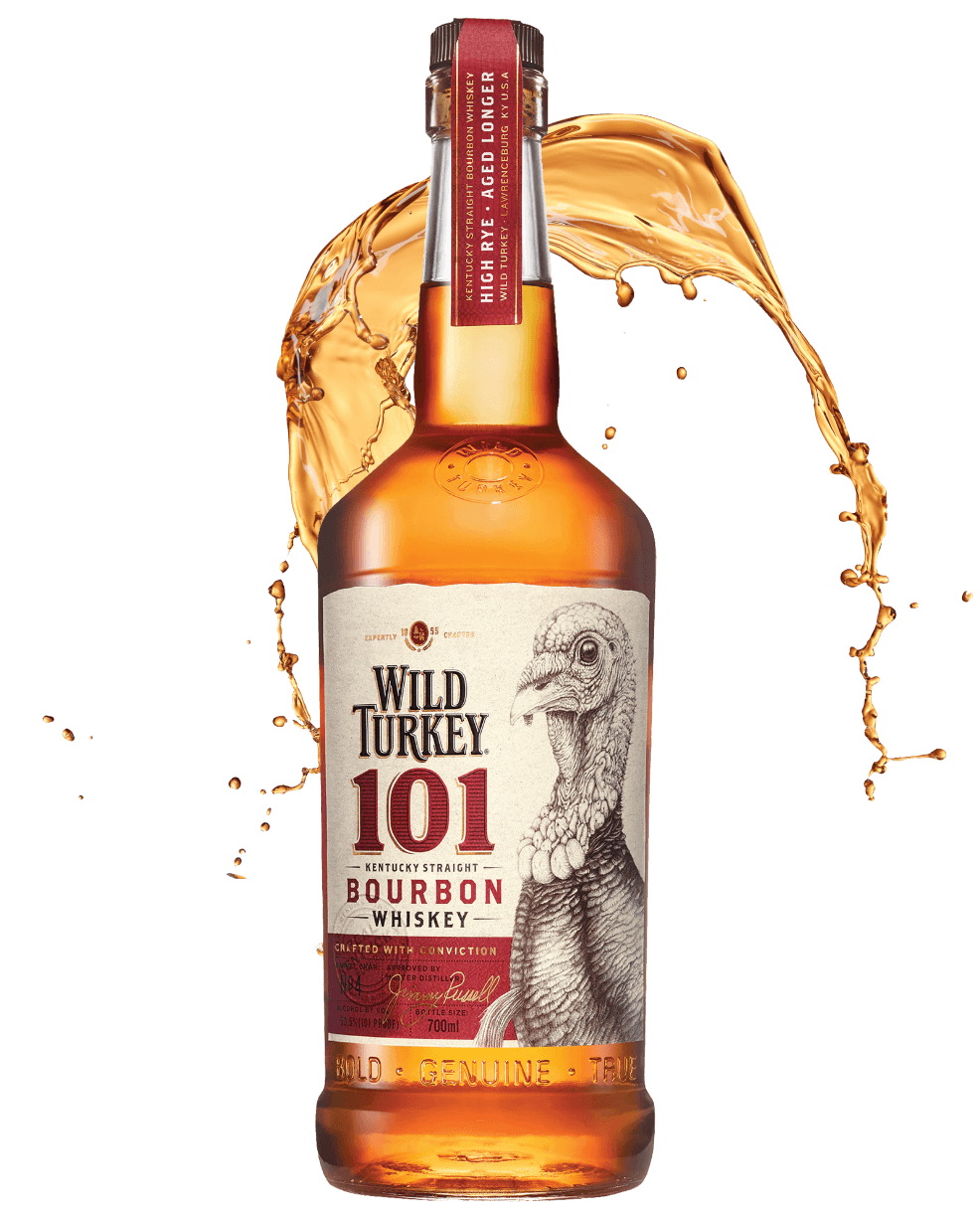 Butelka Wild Turkey 101 na tle rozpryskującego bourbona