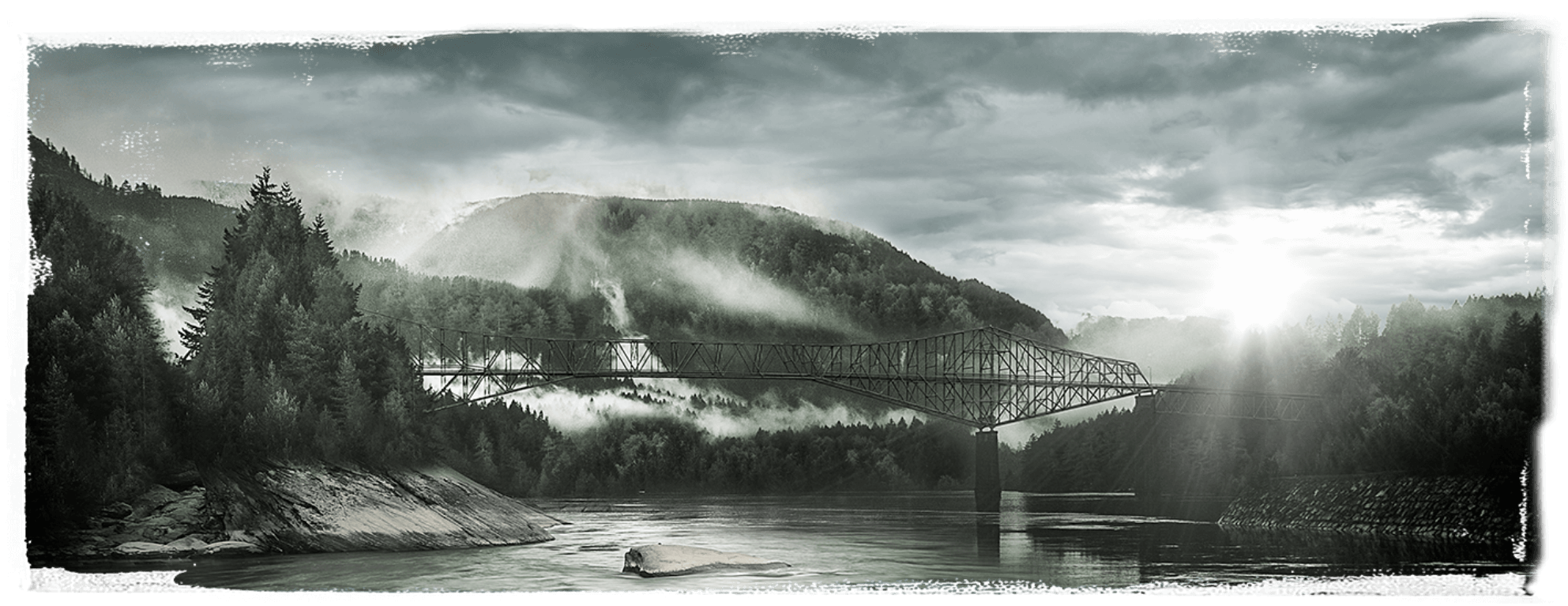 Krajobraz rzeki pośród wzgórz i mostu kolejowego w Kentucky