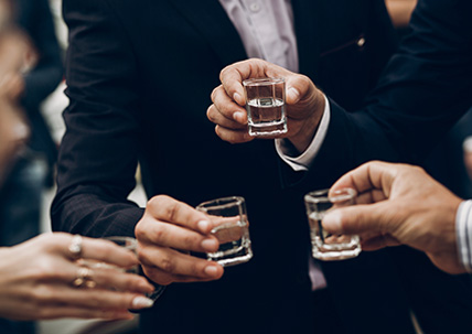 Wódka na wesele – jaką wódkę wybrać, jak dobrać idealną ilość?